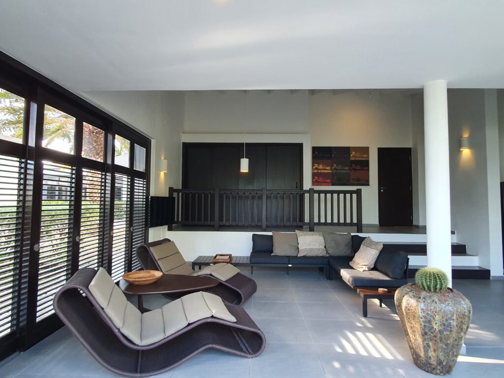 Ligstoelen in een tropenwoning