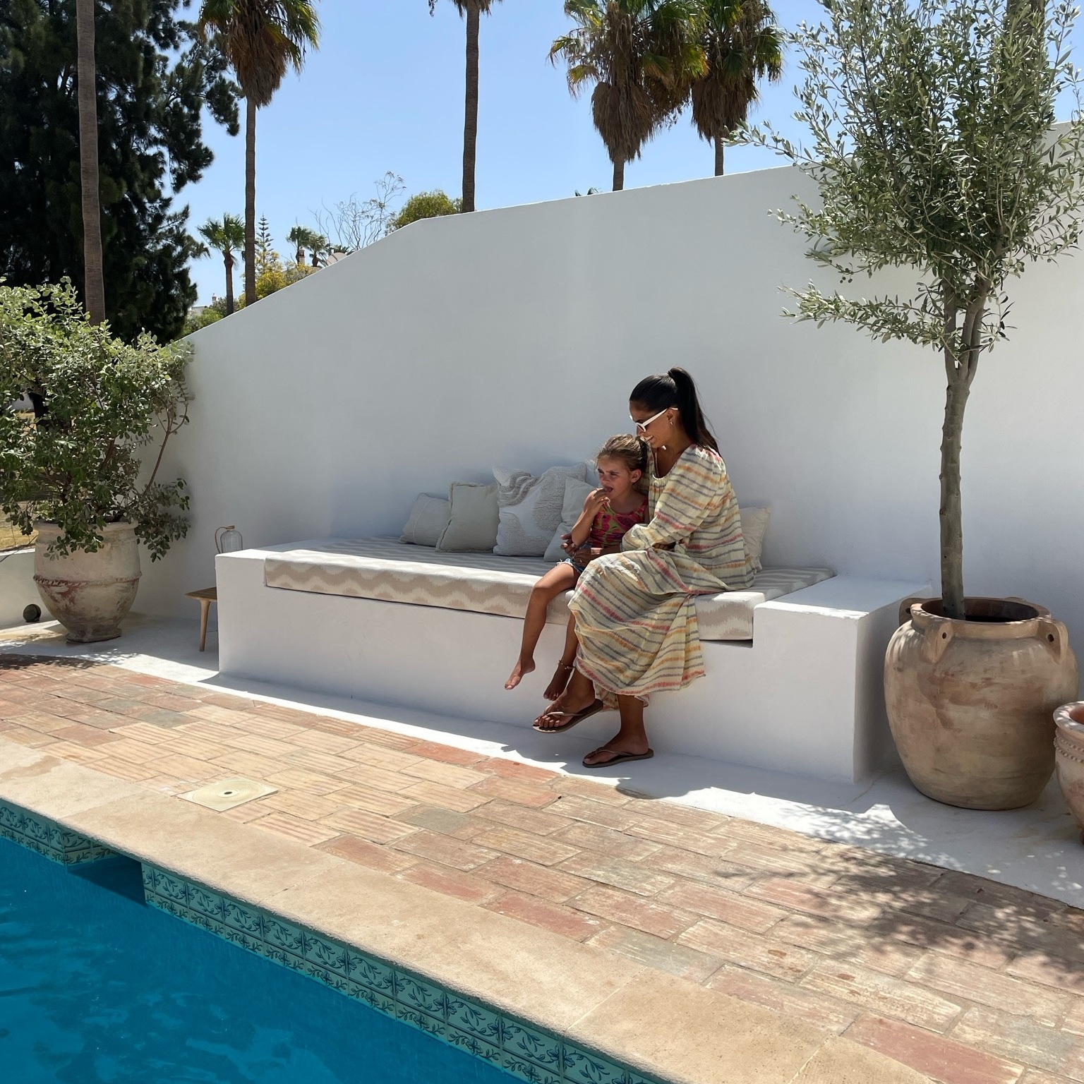 kae sutherland op diy bank in portugal