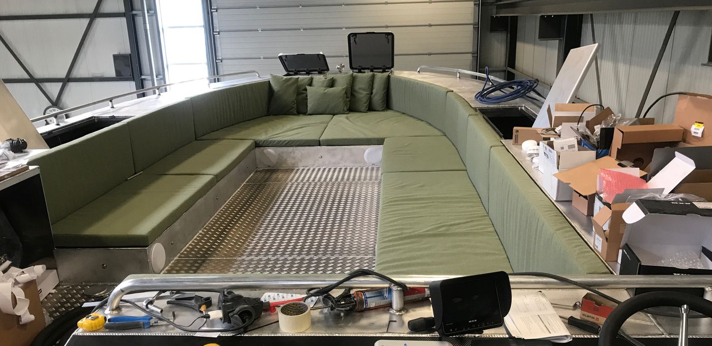 Sloep met op maat gemaakte bootkussens op het water
